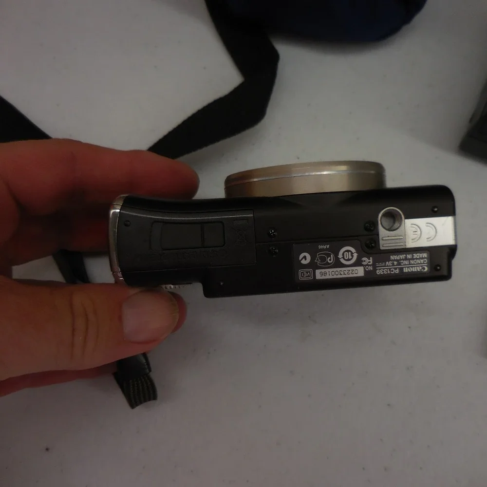 Canon PowerShot SX200 IS 12.1MP Digital Camera Black 12x Zoom Bundle Case SD
